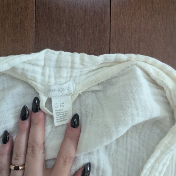 3/$20 H&M WHITE WOVEN CLASSIC BATH LOUNGE ROBE - Picture 2 of 2